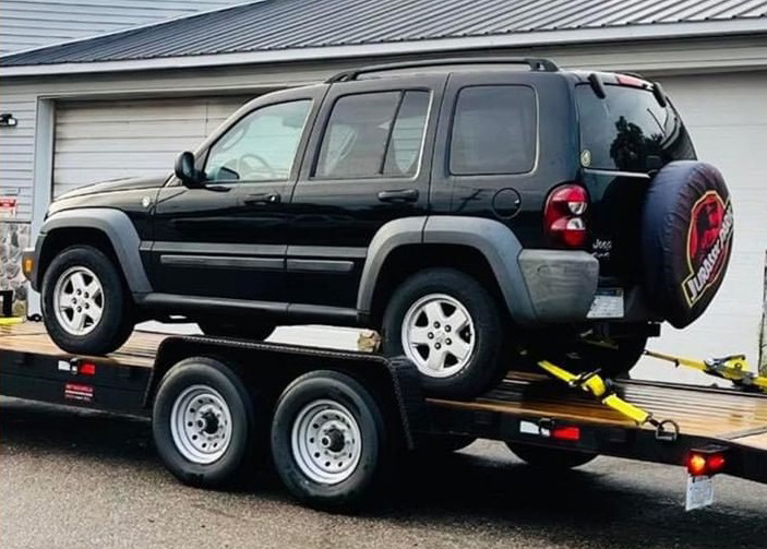 4x4 vehicle secured on a truck bed using Strapinno retractable ratchet straps